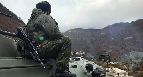 Российский миротворец в Карвачарском районе. Фото Алвард Григорян для "Кавказского узла" Российский миротворец в Карвачарском районе. Фото Алвард Григорян для "Кавказского узла"