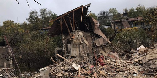 Разрушенный дом в частном жилом квартале Степанакерта. Фото Алвард Григорян для "Кавказского узла" Разрушенный дом в частном жилом квартале Степанакерта. Фото Алвард Григорян для "Кавказского узла"