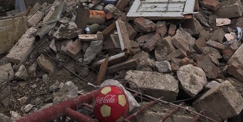 Дом, разрушенный в ходе ночного обстрела. Степанакерт, 6 ноября 2020 г. Фото Алвард Григорян для "Кавказского узла" Дом, разрушенный в ходе ночного обстрела. Степанакерт, 6 ноября 2020 г. Фото Алвард Григорян для "Кавказского узла"