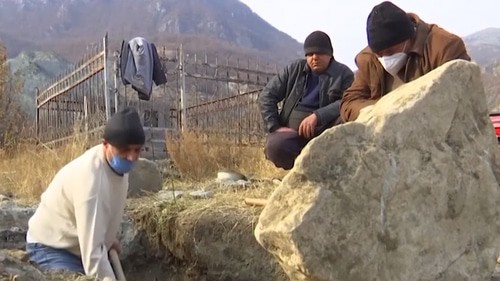 Жители Карвачара забирают останки своих родных с кладбищ. Кадр видео
Sputnik Армения ://www.youtube.com/watch?v=jEdDZOTPViE&feature=emb_logo Жители Карвачара забирают останки своих родных с кладбищ. Кадр видео
Sputnik Армения ://www.youtube.com/watch?v=jEdDZOTPViE&feature=emb_logo