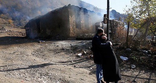 Жители Нагорного Карабаха возле горящего дома. 14 ноября 2020 г. Фото: REUTERS/Stringer Жители Нагорного Карабаха возле горящего дома. 14 ноября 2020 г. Фото: REUTERS/Stringer