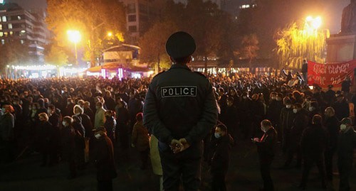 Сотрудник полиции во время акции протеста в Ереване. 18 ноября 2020 г. Фото: REUTERS/Gleb Garanich Сотрудник полиции во время акции протеста в Ереване. 18 ноября 2020 г. Фото: REUTERS/Gleb Garanich