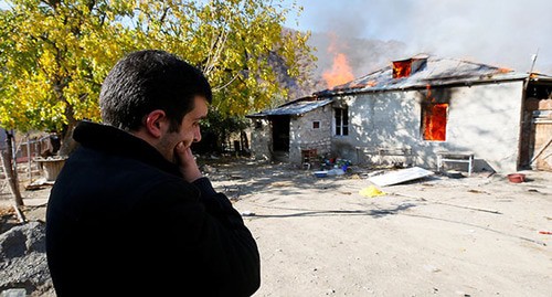 Житель Нагорного Карабаха возле горящего дома. Ноябрь 2020 г. Фото: REUTERS/Stringer Житель Нагорного Карабаха возле горящего дома. Ноябрь 2020 г. Фото: REUTERS/Stringer