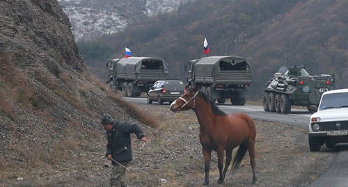 Житель Лачина на дороге, по которой едут военные машины. Нагорный Карабах, 13 ноября 2020 г. Фото: REUTERS/Stringer Житель Лачина на дороге, по которой едут военные машины. Нагорный Карабах, 13 ноября 2020 г. Фото: REUTERS/Stringer