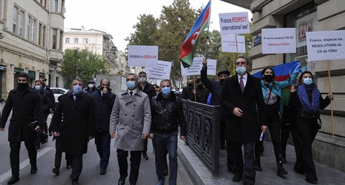 Акция протеста перед посольством Франции в Азербайджане. Баку, 26 ноября 2020 г. Фото: https://azertag.az/ Акция протеста перед посольством Франции в Азербайджане. Баку, 26 ноября 2020 г. Фото: https://azertag.az/