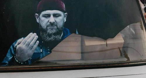 Тонировка с портретом Рамзана Кадырова на заднем стекле автомобиля. Фото: Светлана Прокудина официальный сайт партии "Яблоко" www.yabloko.ru/ Тонировка с портретом Рамзана Кадырова на заднем стекле автомобиля. Фото: Светлана Прокудина официальный сайт партии "Яблоко" www.yabloko.ru/