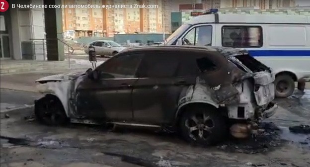 Сожженный автомобиль корреспондента Znak.com в Челябинске Марины Малковой. Фото: скриншот видео Znak.com, https://www.youtube.com/watch?v=FHikMU4BoSU&feature=emb_logo Сожженный автомобиль корреспондента Znak.com в Челябинске Марины Малковой. Фото: скриншот видео Znak.com, https://www.youtube.com/watch?v=FHikMU4BoSU&feature=emb_logo