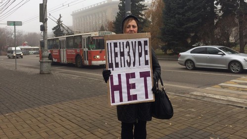 Елена Шеина на одиночном пикете в Волгограде 28 ноября 2020 года. Фото Татьяны Филимоновой для "Кавказского узла" Елена Шеина на одиночном пикете в Волгограде 28 ноября 2020 года. Фото Татьяны Филимоновой для "Кавказского узла"