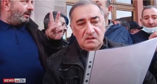 Родители солдат на акции в Ереване зачитывают требовнаия к властям. Стопкадр видео канала NEWS AM, www.youtube.com/watch?v=NBBcvWjIZi4&feature=emb_logo Родители солдат на акции в Ереване зачитывают требовнаия к властям. Стопкадр видео канала NEWS AM, www.youtube.com/watch?v=NBBcvWjIZi4&feature=emb_logo