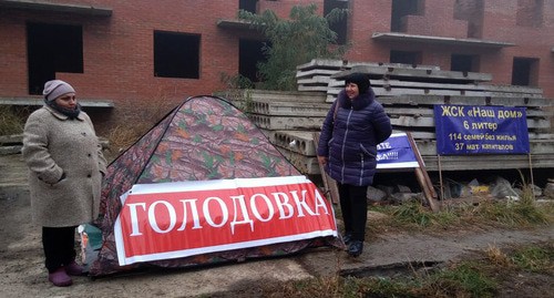 Пайщики ЖСК "Новый дом" поставили палатку возле недостроенного дома и объявили голодовку. Фото Евгении Новиковой Пайщики ЖСК "Новый дом" поставили палатку возле недостроенного дома и объявили голодовку. Фото Евгении Новиковой