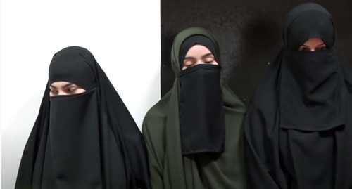Участницы "воспитательной беседы" муфтия Чечни Салаха Межиева начальника грозненского отдела полиции Аслана Ирасханова с девушками, которые носили никаб Кадр видео ЧГТРК "Грозный" "О правилах исламского дресс-кода в ЧР" https://www.youtube.com/watch?v=SaHUSbalpGU Участницы "воспитательной беседы" муфтия Чечни Салаха Межиева начальника грозненского отдела полиции Аслана Ирасханова с девушками, которые носили никаб Кадр видео ЧГТРК "Грозный" "О правилах исламского дресс-кода в ЧР" https://www.youtube.com/watch?v=SaHUSbalpGU