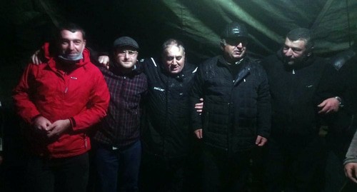 Участники акции протеста в Батуми греются у костра. 29 ноября 2020 года. Фото Беслана Кмузова для "Кавказского узла". Участники акции протеста в Батуми греются у костра. 29 ноября 2020 года. Фото Беслана Кмузова для "Кавказского узла".