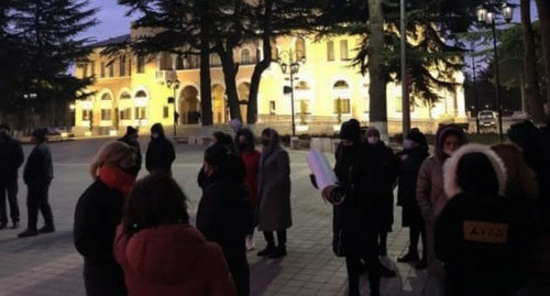 Родственники Инала Джабиева в одиночном пикете. Скриншот https://t.me/osnovanews/3665 Родственники Инала Джабиева в одиночном пикете. Скриншот https://t.me/osnovanews/3665