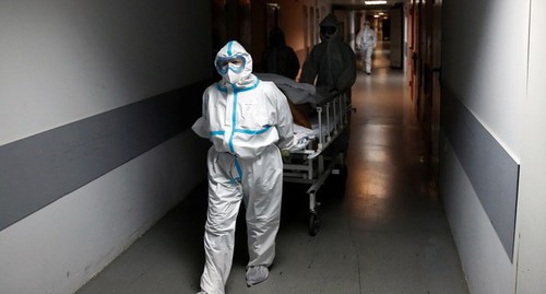 Медперсонал с пациентом в больничном коридоре. Фото REUTERS/Maxim Shemetov Медперсонал с пациентом в больничном коридоре. Фото REUTERS/Maxim Shemetov