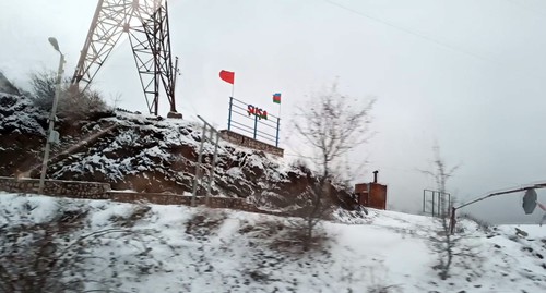 Въезд в Шуши с азербайджанским и турецким флагами. Фото Давида Симоняна для "Кавказского узла" Въезд в Шуши с азербайджанским и турецким флагами. Фото Давида Симоняна для "Кавказского узла"