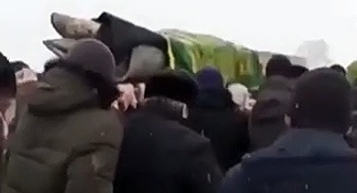 Похороны уроженца Чечни Абдулака Анзорова. Скриншот t.me/bazabazon Похороны уроженца Чечни Абдулака Анзорова. Скриншот t.me/bazabazon