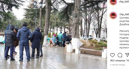 Акция протеста в Цхинвале в поддержку родственников погибшего Инала Джабиева. 8 декабря 2020 г. Скриншот www.instagram.com/p/CIiVNqPrmX0/ Акция протеста в Цхинвале в поддержку родственников погибшего Инала Джабиева. 8 декабря 2020 г. Скриншот www.instagram.com/p/CIiVNqPrmX0/
