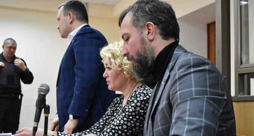 Анастасия Шевченко с адвокатами Бадамшиным и Ковалевичем в зале суда, март 2020 года. Фото Константина Волгина для "Кавказского узла". Анастасия Шевченко с адвокатами Бадамшиным и Ковалевичем в зале суда, март 2020 года. Фото Константина Волгина для "Кавказского узла".