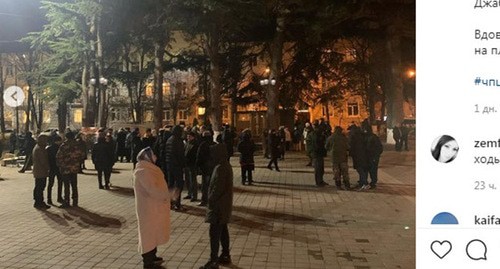Участники акции протеста в Цхинвале. 10 декабря 2020 г. Скриншот https://www.instagram.com/p/CIoBTOcLxgL/ Участники акции протеста в Цхинвале. 10 декабря 2020 г. Скриншот https://www.instagram.com/p/CIoBTOcLxgL/