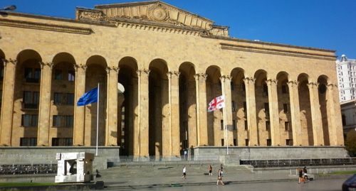 Здание парламента Грузии в Тбилиси. Фото: Spartaky, https://ru.wikipedia.org/wiki/Парламент_Грузии#/media/Файл:Georgia_old_parlament_2.jpg Здание парламента Грузии в Тбилиси. Фото: Spartaky, https://ru.wikipedia.org/wiki/Парламент_Грузии#/media/Файл:Georgia_old_parlament_2.jpg