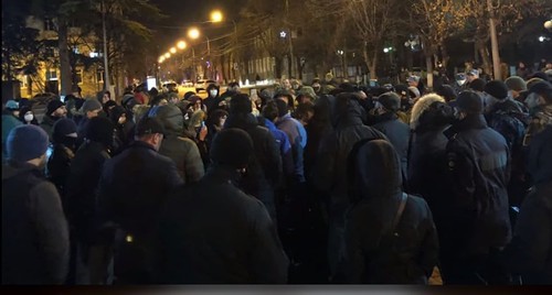 Протестующие на Театральной площади в Цхинвале. Стоп-кадр видео "Дело Джабиева": народный осетинский протест в Цхинвале". https://youtu.be/3FTil6leCFU Протестующие на Театральной площади в Цхинвале. Стоп-кадр видео "Дело Джабиева": народный осетинский протест в Цхинвале". https://youtu.be/3FTil6leCFU