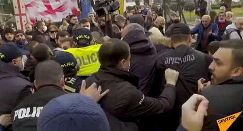 Стычка протестующих с полицейскими. Батуми, 13 декабря 2020 года. Кадр видео "Sputnik Грузия" https://www.youtube.com/watch?v=XW3Phkw6Mis&feature=emb_title Стычка протестующих с полицейскими. Батуми, 13 декабря 2020 года. Кадр видео "Sputnik Грузия" https://www.youtube.com/watch?v=XW3Phkw6Mis&feature=emb_title