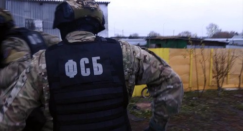 Сотрудник ФСБ во время спецоперации. Фото пресс-службы НАК http://nac.gov.ru/kontrterroristicheskie-operacii/fsb/pyat-verbovshchikov-mto-zaderzhany-v-kazani.html#&gid=1&pid=2 Сотрудник ФСБ во время спецоперации. Фото пресс-службы НАК http://nac.gov.ru/kontrterroristicheskie-operacii/fsb/pyat-verbovshchikov-mto-zaderzhany-v-kazani.html#&gid=1&pid=2
