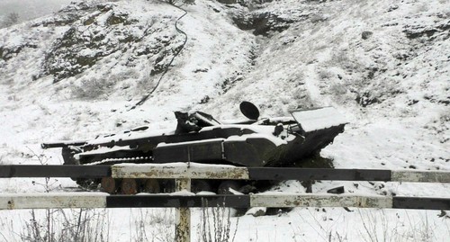 Подбитый танк у дороги. Нагорный Карабах, 6 декабря 2020 года. Фото Давида Симоняна для "Кавказского узла" Подбитый танк у дороги. Нагорный Карабах, 6 декабря 2020 года. Фото Давида Симоняна для "Кавказского узла"