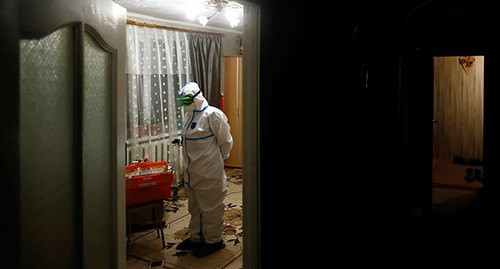 Медицинский работник в доме пациента, болеющего коронавирусом. Декабрь 2020 года. Фото: REUTERS/Anton Vaganov Медицинский работник в доме пациента, болеющего коронавирусом. Декабрь 2020 года. Фото: REUTERS/Anton Vaganov