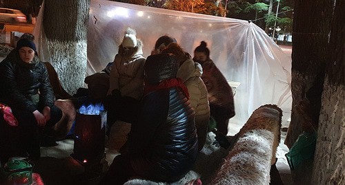 Акция протеста на Театральной площади Цхинвала. 15 декабря 2020 г. Фото Анны Джиоевой для "Кавказского узла"
Акция протеста на Театральной площади Цхинвала. 15 декабря 2020 г. Фото Анны Джиоевой для "Кавказского узла"