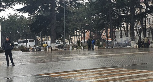 На месте проведения акции на Театральной площади Цхинвала. 15 декабря 2020 года. Фото Анны Джиоеваой для "Кавказского узла" На месте проведения акции на Театральной площади Цхинвала. 15 декабря 2020 года. Фото Анны Джиоеваой для "Кавказского узла"