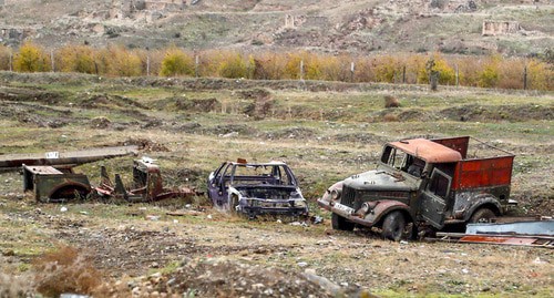 Поврежденный транспорт армянских военных в окрестностях Джебраила. Фото Азиза Каримова для "Кавказского узла" Поврежденный транспорт армянских военных в окрестностях Джебраила. Фото Азиза Каримова для "Кавказского узла"