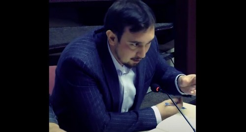 адвокат Зарифы Саутиевой Билан Дзугаев. Стоп-кадр видео канала YouTube
Руслан Албаков-Мяршхи https://www.youtube.com/watch?v=uIC90he0FOg адвокат Зарифы Саутиевой Билан Дзугаев. Стоп-кадр видео канала YouTube
Руслан Албаков-Мяршхи https://www.youtube.com/watch?v=uIC90he0FOg