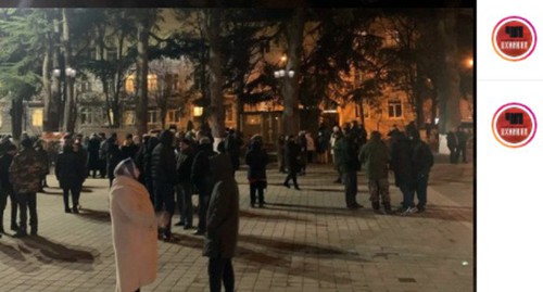 Протестующие на площади в Цхинвале, 9 декабря 2020 года. Скриншот публикации в Instagram-паблике "ЧП/Цхинвал" https://www.instagram.com/p/CIlky-Yr_XJ/ Протестующие на площади в Цхинвале, 9 декабря 2020 года. Скриншот публикации в Instagram-паблике "ЧП/Цхинвал" https://www.instagram.com/p/CIlky-Yr_XJ/