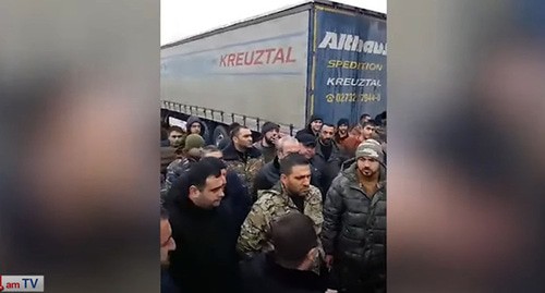 Противники демаркации границы с Азербайджаном перекрыли трассу в Армении. Стоп-кадр видео https://www.youtube.com/watch?v=mNNM7qCIPYk&feature=emb_logo Противники демаркации границы с Азербайджаном перекрыли трассу в Армении. Стоп-кадр видео https://www.youtube.com/watch?v=mNNM7qCIPYk&feature=emb_logo