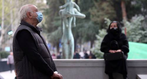 Мужчина в защитной маске с в Тбилиси, Грузия/ Фото  REUTERS/Ираклий Геденидзе
