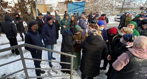 Посетители перед входом в суд. Нальчик, 18 декабря 2020 г. Фото Людмилы Маратовой для "Кавказского узла" Посетители перед входом в суд. Нальчик, 18 декабря 2020 г. Фото Людмилы Маратовой для "Кавказского узла"