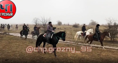 Скриншот видео конного похода к могиле Абдулака Анзорова, https://www.instagram.com/p/CJAHGJpnRra/ Скриншот видео конного похода к могиле Абдулака Анзорова, https://www.instagram.com/p/CJAHGJpnRra/