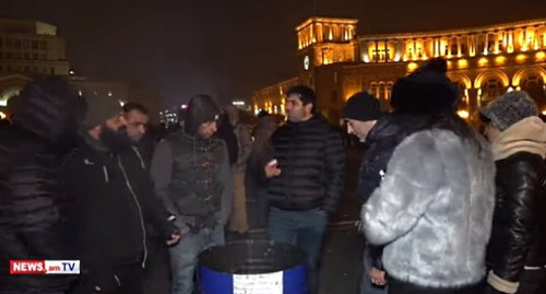 Участники акции протеста в Ереване. Стоп-кадр видео https://news.am/rus/news/620381.html Участники акции протеста в Ереване. Стоп-кадр видео https://news.am/rus/news/620381.html