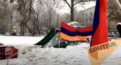 Палатки протестующих в Ереване. 22.12.2020. Кадр Sputnik Armenia видео https://www.youtube.com/watch?v=DyPBwWzG_IU&feature=emb_logo Палатки протестующих в Ереване. 22.12.2020. Кадр Sputnik Armenia видео https://www.youtube.com/watch?v=DyPBwWzG_IU&feature=emb_logo