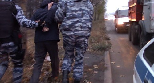 Сотрудники силовых структур ведут задержанного человека. Фото: пресс-служба Национального антитеррористического комитета http://nac.gov.ru/ Сотрудники силовых структур ведут задержанного человека. Фото: пресс-служба Национального антитеррористического комитета http://nac.gov.ru/