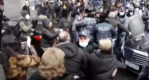 Правительственная машина наезжает на полицейских и активистов. Стоп-кадр видео https://youtu.be/h_Me-TPVxXU Правительственная машина наезжает на полицейских и активистов. Стоп-кадр видео https://youtu.be/h_Me-TPVxXU