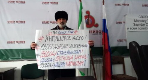 Багаудин Мякиев с плакатом, на котором указал на гарантированную Конституцией свободу собраний. Скриншот сообщения на личной странице FB https://www.facebook.com/permalink.php?story_fbid=864088077690060&id=100022666279505 Багаудин Мякиев с плакатом, на котором указал на гарантированную Конституцией свободу собраний. Скриншот сообщения на личной странице FB https://www.facebook.com/permalink.php?story_fbid=864088077690060&id=100022666279505