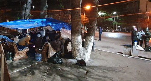 Участники акции в поддержку Джабиевых в Цхинвале. 18 декабря 2020 г. Фото Анны Джиоевой для "Кавказского узла" Участники акции в поддержку Джабиевых в Цхинвале. 18 декабря 2020 г. Фото Анны Джиоевой для "Кавказского узла"