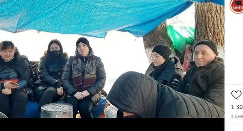Участники акции протеста в поддержку Джабиевых в Цхинвале. Скриншот со страницы Instagram-паблика chp_tskhinval. https://www.instagram.com/p/CJInvNKr0PO/ Участники акции протеста в поддержку Джабиевых в Цхинвале. Скриншот со страницы Instagram-паблика chp_tskhinval. https://www.instagram.com/p/CJInvNKr0PO/