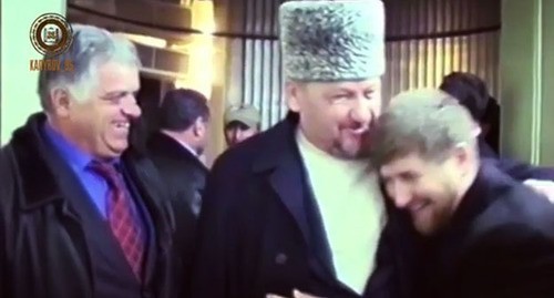 Ахмат Кадыров (в центре) и Рамзан Кадыров. Скриншот www.grozny-inform.ru
Информационное агентство "Грозный-информ"
