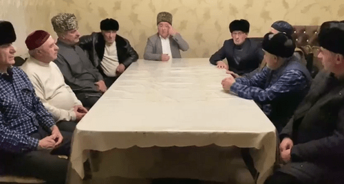 Кадр видеообращения Тимурзиевых и Султыговых, опубликованного на Facebook. https://www.facebook.com/ramzan.sultygov/posts/933609963710259 Кадр видеообращения Тимурзиевых и Султыговых, опубликованного на Facebook. https://www.facebook.com/ramzan.sultygov/posts/933609963710259