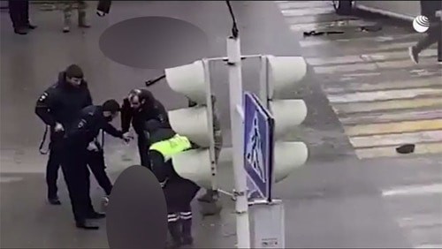 На месте нападения на силовиков в Грозном. 28 декабря 2020 года. Стоп-кадр видео Telegram-канал BAZA На месте нападения на силовиков в Грозном. 28 декабря 2020 года. Стоп-кадр видео Telegram-канал BAZA