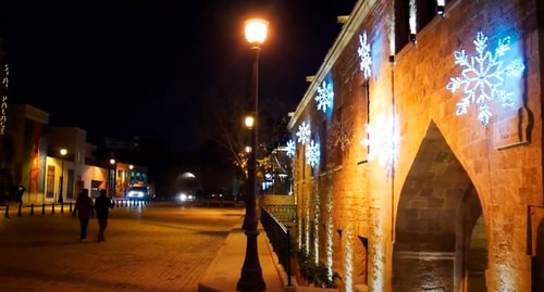 Улица Баку 31.12.2020. Кадр видео Спутник-Азербайджан https://az.sputniknews.ru/video/20201231/425842218/Novyy-god-v-usloviyakh-pandemii-atmosfera-Baku.html Улица Баку 31.12.2020. Кадр видео Спутник-Азербайджан https://az.sputniknews.ru/video/20201231/425842218/Novyy-god-v-usloviyakh-pandemii-atmosfera-Baku.html
