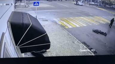 Стоп-кадр видео нападения на силовиков в Грозном 28 декабря. https://www.instagram.com/p/CJeTVvRK67x/ Стоп-кадр видео нападения на силовиков в Грозном 28 декабря. https://www.instagram.com/p/CJeTVvRK67x/
